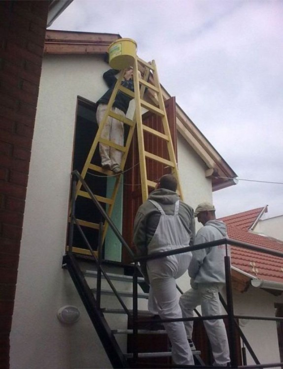 hombres pintando una fachada de una forma un poco convencional de modo que su vida corre peligro mientras pintan la entrada de la casa