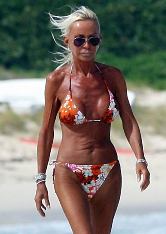 Mujer en exceso bronceada