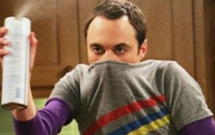 sheldon cooper tirando spray