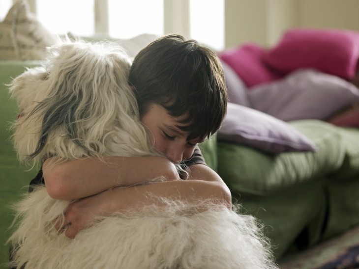 NIÑO ABRAZANDO A SU PERRO