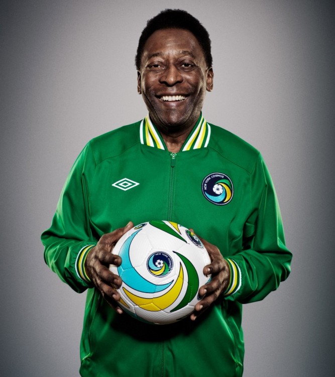 Pele con un balón de Fútbol en las manos 