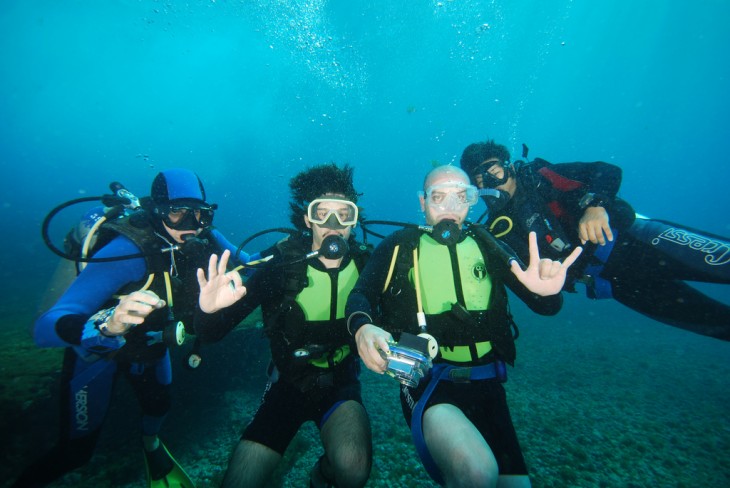 Chicos buceando en la Isla fernando de Noronha, Brasil