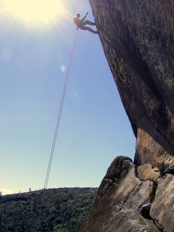 Hombre practicando Rapel Pedra Bonita en Rio de Janeiro Brasil 