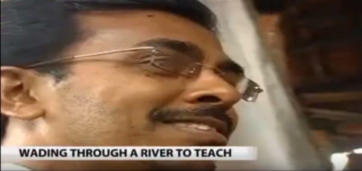 profesor feliz de dar clases en la india pese a las adversidades