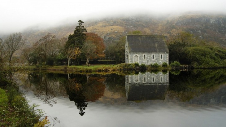 Casa a la orilla de un río y cerca de un bosque 