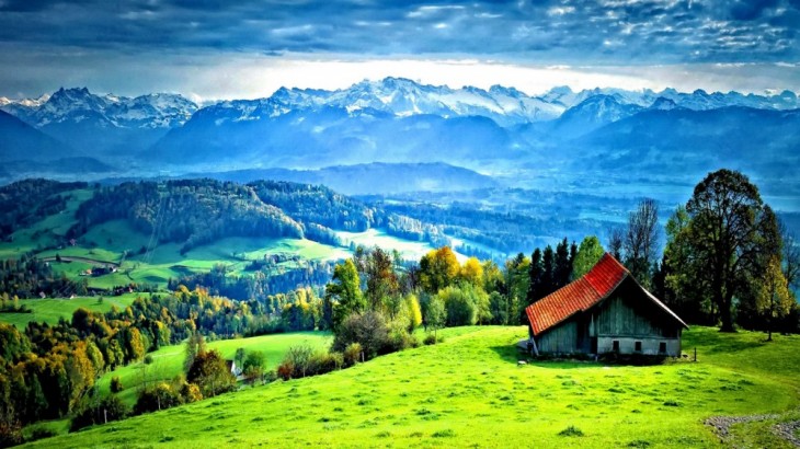 Paisaje con áreas verde y una casa en medio de la naturaleza 