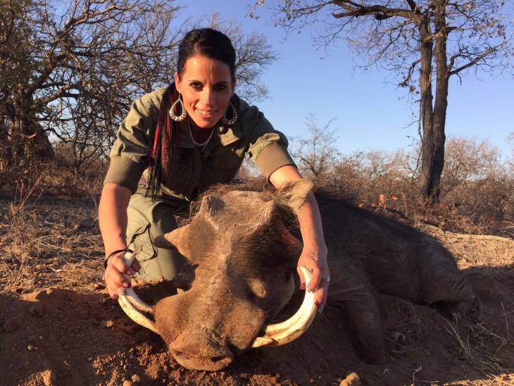 Cazadora Sabrina Corgatelli con una de sus presas 