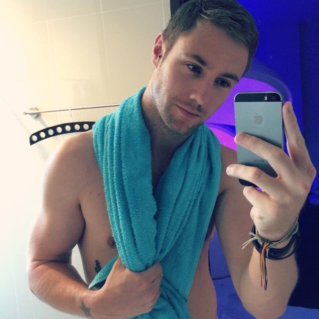 Selfie en el baño de Johnny Ward con una toalla sobre su pecho 