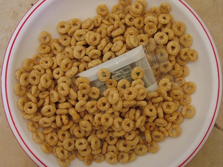 Fotografía de un plato de cereal con un juguete dentro 