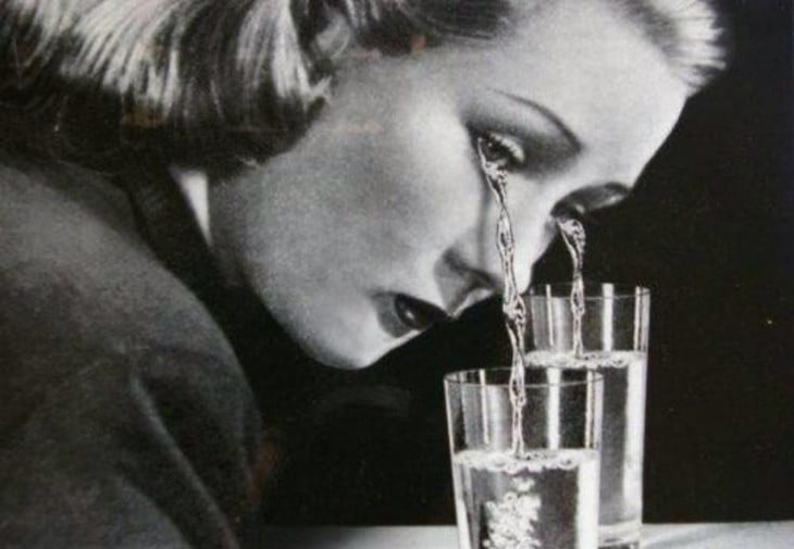 Imagen de una mujer llorando sobre unos vasos 