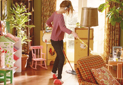 Gif de una chica limpiando su casa 