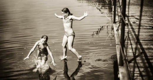 Izabela Urbaniak es una fotógrafa polaca que creó una serie de fotografías con sus hijos llamada Summertime. En ella se muetran vacaciones en el campo, una infancia sin preocupaciones, y la felicidad y alegría que tiene la vida cotidiana.