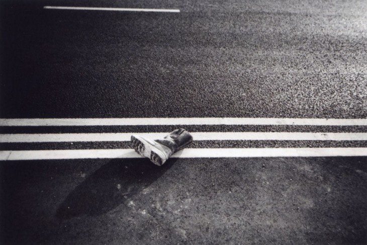 Fotografía de una bota a la mitad de la calle por Ellen Rostant 