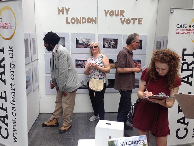 Personas votando por las fotografías de "Mi Londres" 