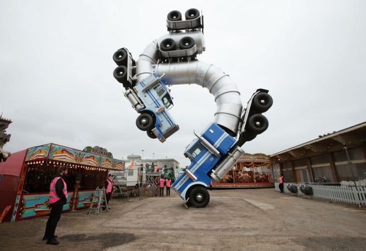 Tobogán con forma de trailer en el parque dismaland 