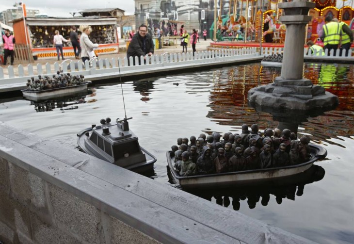 Juego de botes con inmigrantes dentro del parque de diversiones Dismaland 