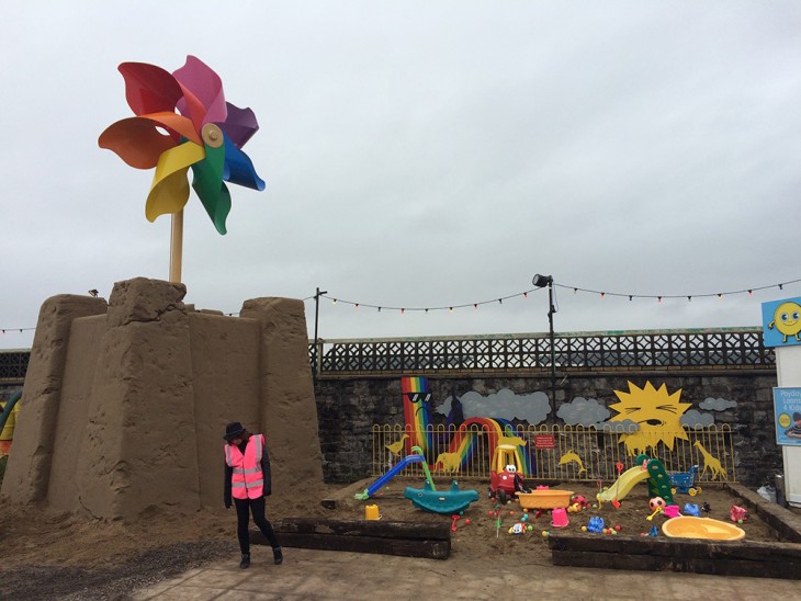 Empleada del parque Dismaland en el área de juegos para niños 