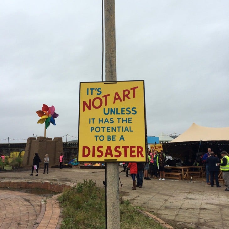 Letrero de aviso afuera del parque de diversiones Dismaland