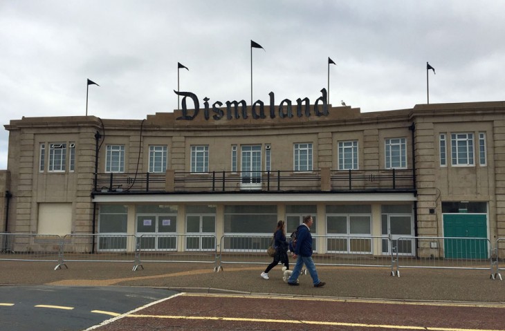 Fachada del parque de diversiones Dismaland 