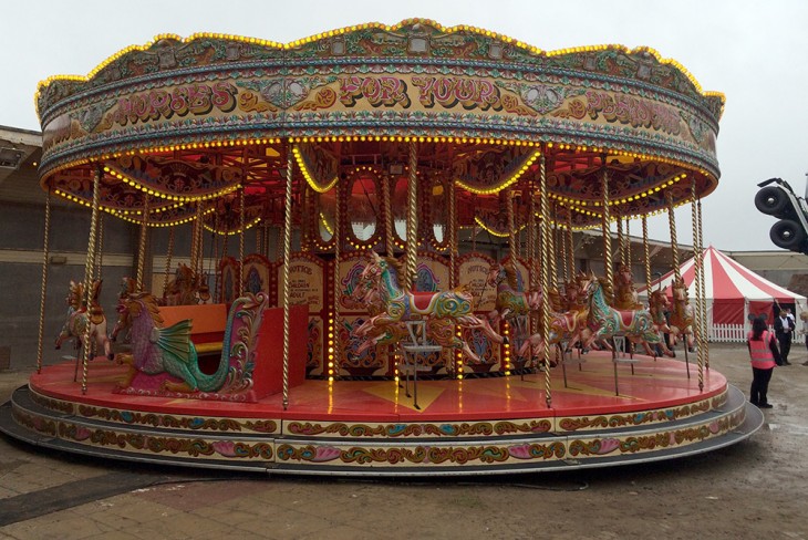 Carrusel dentro del parque de diversiones Dismaland 