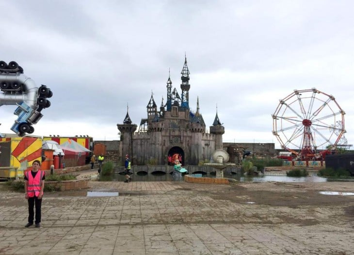 Vista general del parque de diversiones y arte Dismaland 