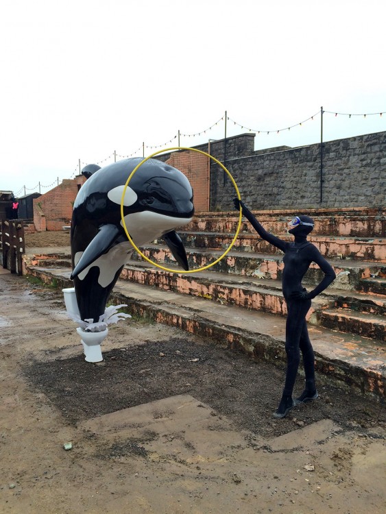 Monumento de una Orca saltando desde un inodoro en el Dismaland 