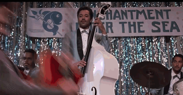 Gif de la película Volver al futuro en la que Marty toca la guitarra 