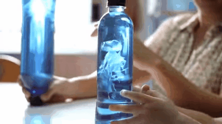 Gif de una bolsa de plástico dentro de una botella que simula una medusa 