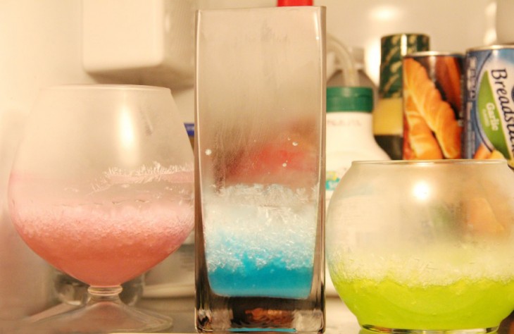 Vasos de cristales mágicos en el congelador 