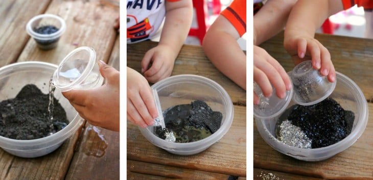 Manos combinando ingredientes para hacer pintura lunar 