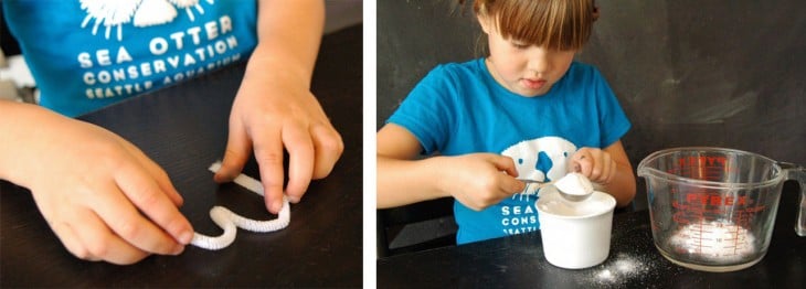 Niña haciendo letras con limpia pipas 