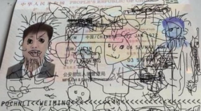 Pasaporte dibujado con plumón de un hijo para su padre 