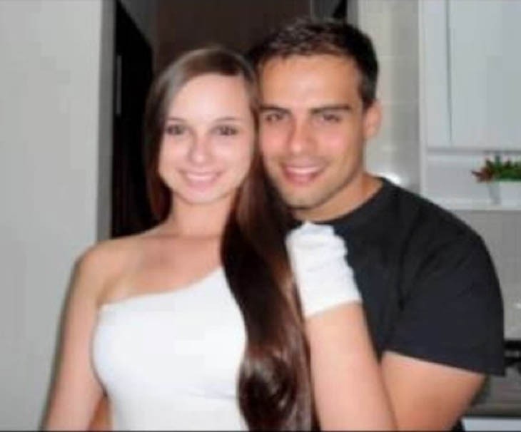 Foto de una pareja en donde el chico parece no tener una mano 