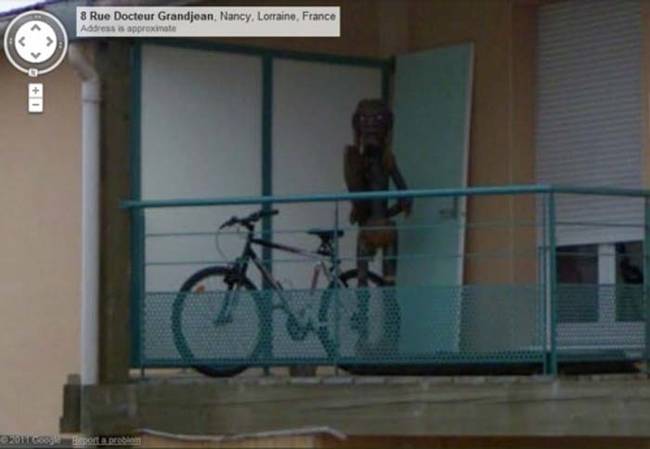 Foto extraña de Google Street View que parece un extraterrestre en el balcón de un departamento 