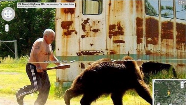 Un hombre ruso persiguiendo a un oso con algo en su mano 