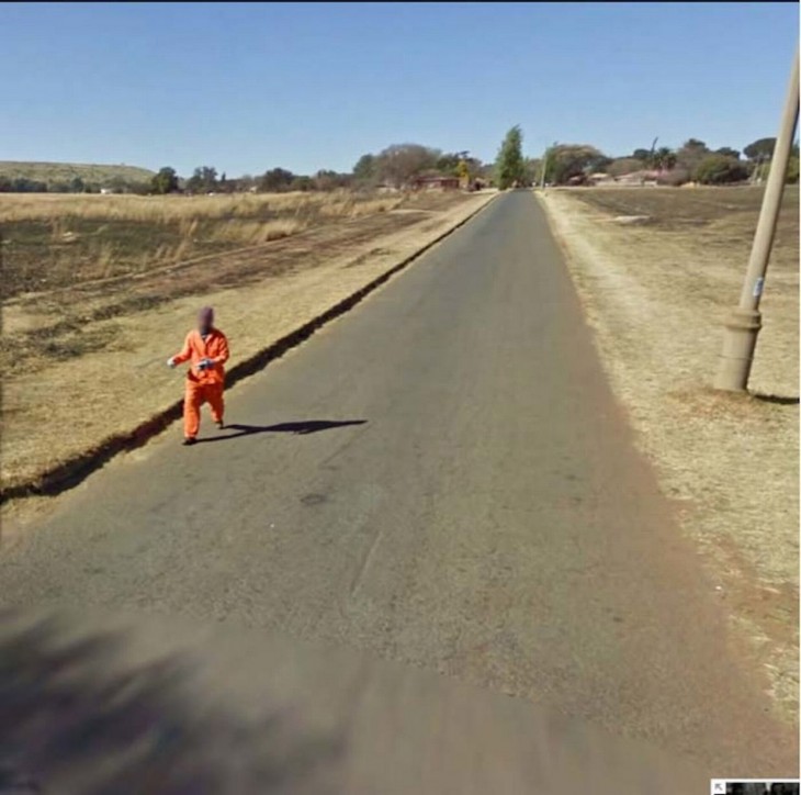 Foto tomada por Google Street View donde un chico parece un preso parece estar escapando 