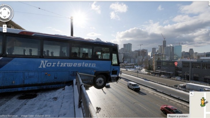 fotografía de un autobús a punto de caer a una carretera 
