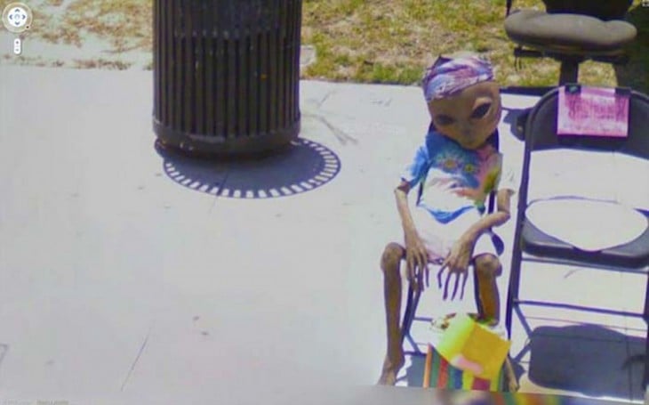 Fotografía extraña de Google street view donde parece ser un extraterrestre sentado 