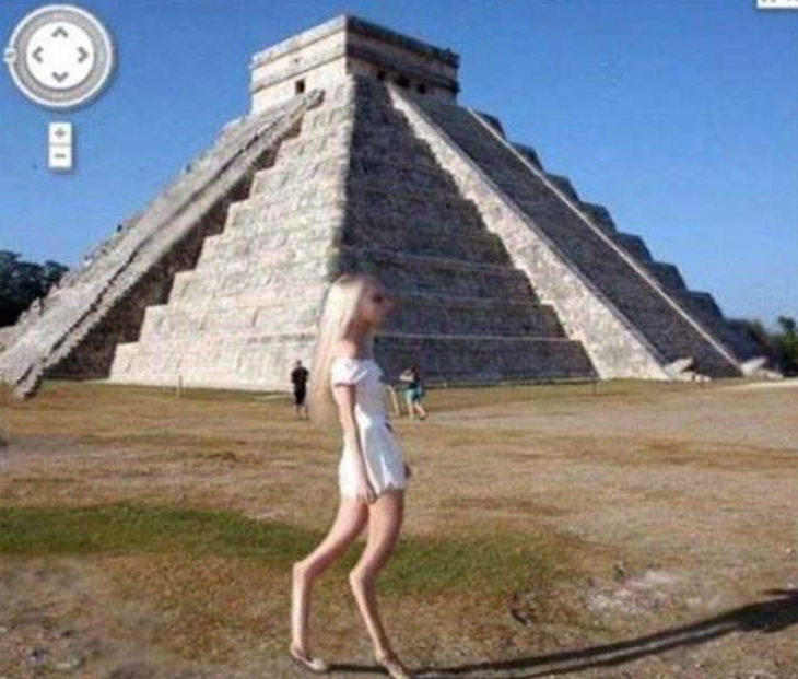 Fotografía por Google Street View con una chica que parece tener las patas de cabra 
