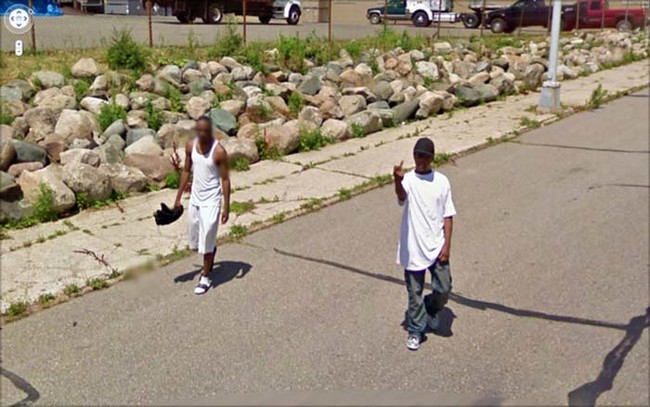 Chico haciendo una seña obsena al carro de Google Street View 