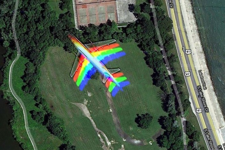 Google Street View capta el vuelo de un avión 