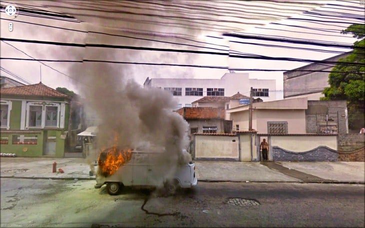 Furgoneta en llamas a fuera de una casa 