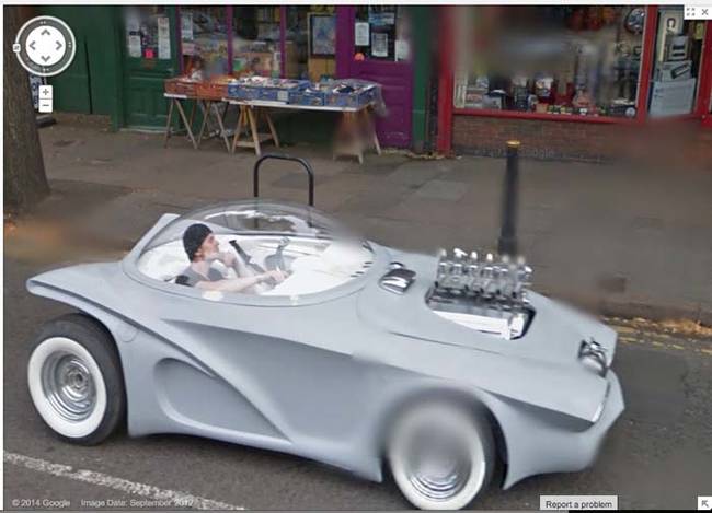 Google Street View de un chico que parece andar en un coche del futuro 