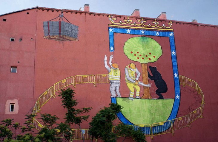 Dibujo en una pared donde hay hombres talando árboles 