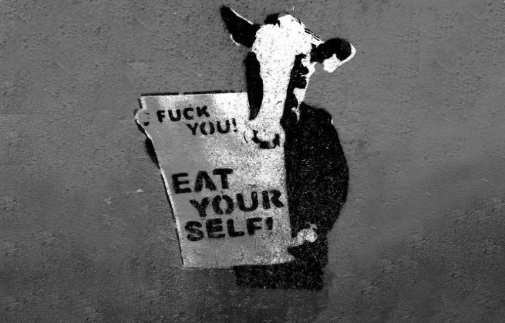 Vaca con un letrero donde dice que te comas a ti mismo 