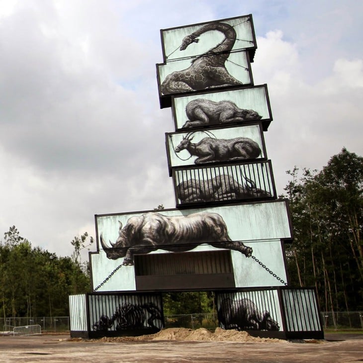 Bodegones con grafitis de animales que parecen estar en cautiverio 