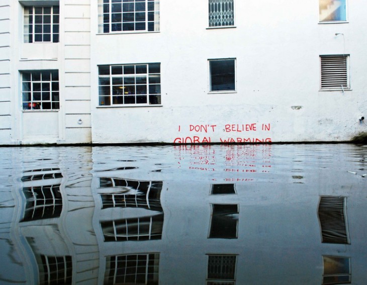 Grafiti en una pared con la frase "No creo en el calentamiento global" 
