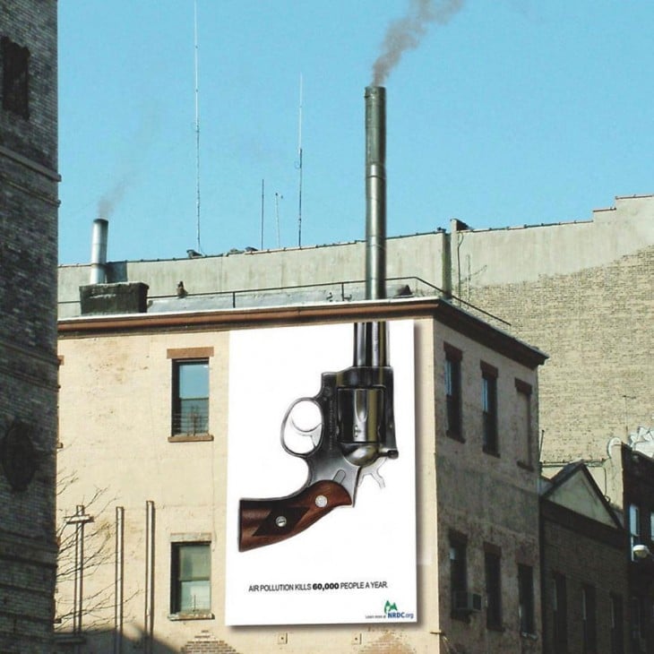 anuncio de una pistola que termina en el tubo de un negocio donde sale humo 