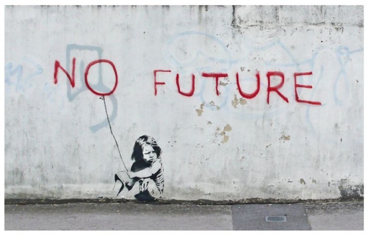 Grafiti en la pared donde esta una niña sentada bajo un letrero que dice "No future"
