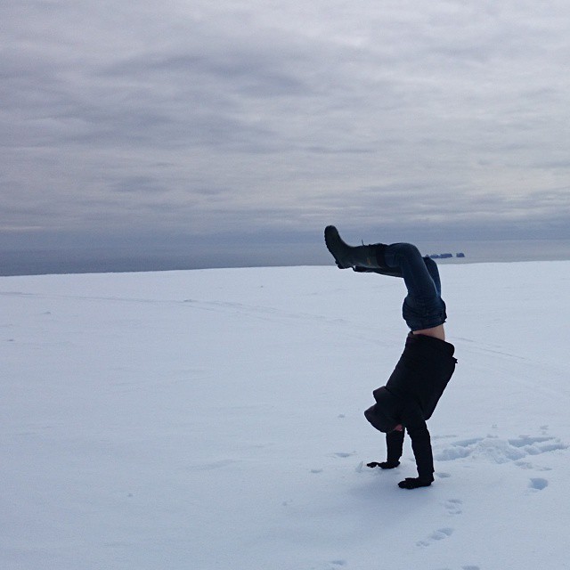 Gunnar Garfors parado sobre sus manos en un lugar con mucha nieve 